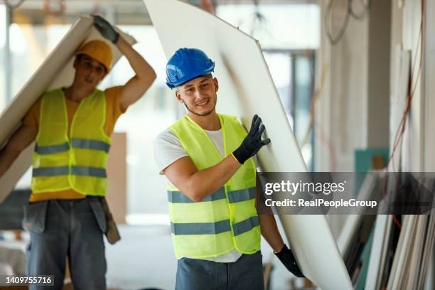 tout est plus facile si vous le faites ensemble - ouvrier du bâtiment photos et images de collection