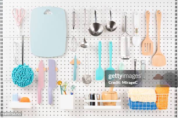 kitchen utensils pegboard organization ideas - pan keukengereedschap stockfoto's en -beelden