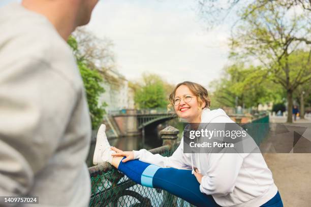 stretching vor einem lauf in der stadt - osteuropäischer abstammung stock-fotos und bilder