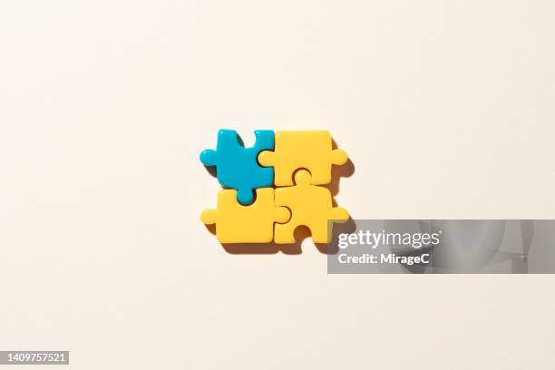 a different piece in jigsaw puzzle - 4 piece puzzle stockfoto's en -beelden