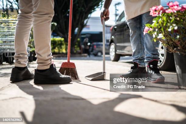 colegas de limpeza centro de jardim - varrer - fotografias e filmes do acervo