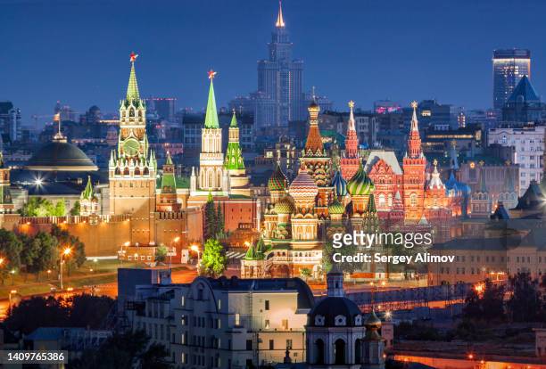 the moscow kremlin landmarks night view - palacio estatal del kremlin fotografías e imágenes de stock