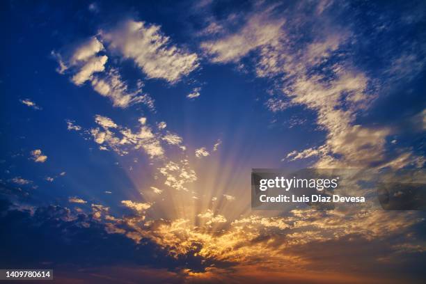 sunset with great sunbeams - sunbeam clouds stock pictures, royalty-free photos & images