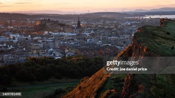 edinburgh castle from arthur's seat, skyline, edinburgh, lothian, scotland - arthurs seat stock-fotos und bilder