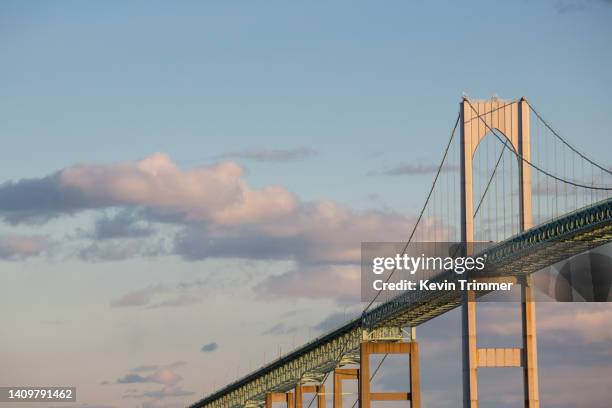 the claiborne pell bridge in newport, rhode island during sunset - newport rhode island 個照片及圖片檔