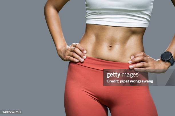 body shape of an asian woman with abdominal muscles. - mujeres musculosas fotografías e imágenes de stock