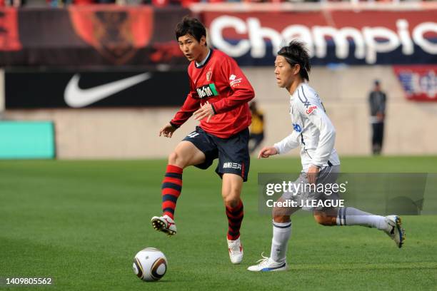 Lee Jung-soo of Kashima Antlers controls the ball under pressure of Masato Yamazaki of Sanfrecce Hiroshima during the J.League J1 match between...
