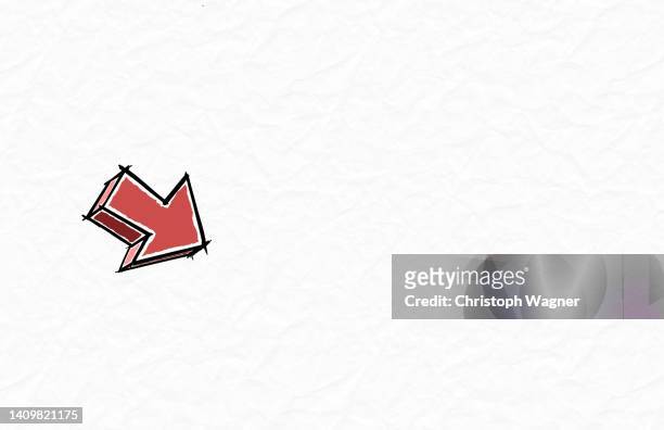 papierhintergrund struktur - pfeil rot abwärts - hand drawn arrow stock-fotos und bilder