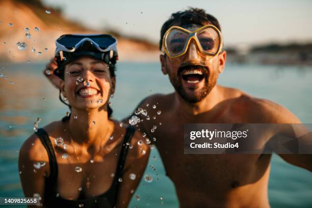 splashing before jumping into a sea - scuba mask stockfoto's en -beelden