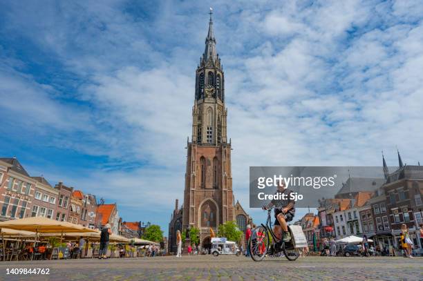 markt en delft con la iglesia nueva durante el verano - sjoerd van der wal or sjo fotografías e imágenes de stock