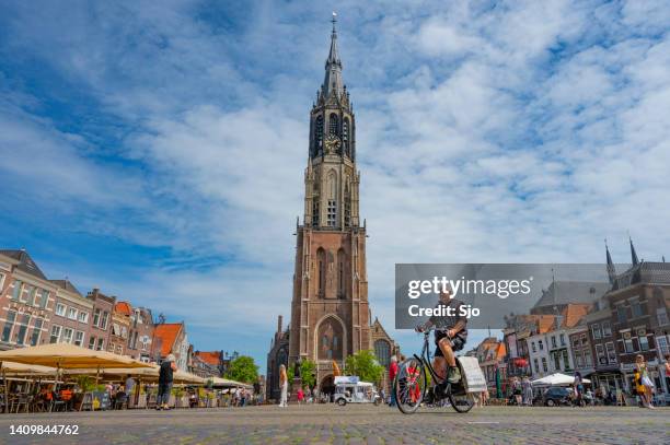 markt in delft with the new church during summer - nieuwe kerk delft stock pictures, royalty-free photos & images