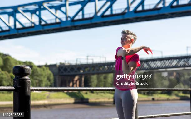 warming up before a run - runner warming up stock pictures, royalty-free photos & images