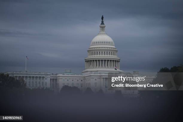 the u.s. capitol building - senaat stockfoto's en -beelden