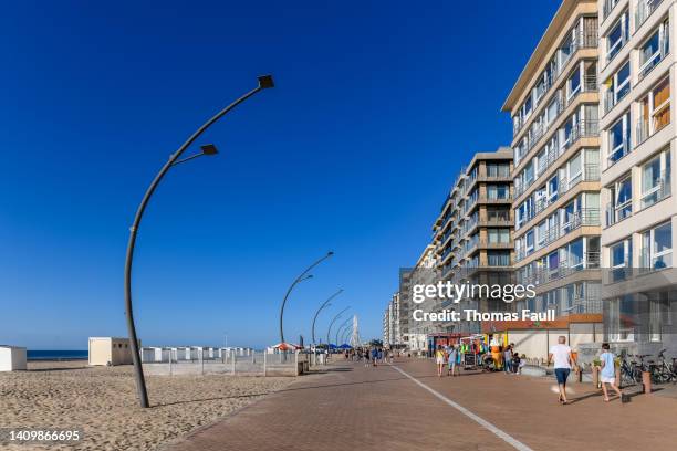 beach front promenade in de panne, belgium - belgische cultuur stockfoto's en -beelden