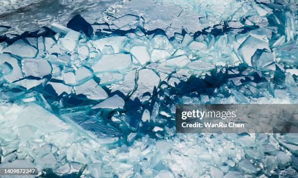 texture of ice of baikal lake in siberia with ice crack - ice crack stock-fotos und bilder