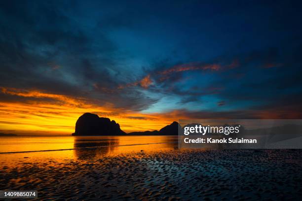 sunset sky over pak meng beach at trang,thailand - sun sun sea sand cloud night fotografías e imágenes de stock