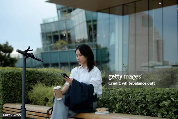 businesswoman with sustainable lifestyle. - step well stockfoto's en -beelden