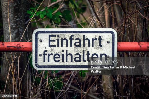 old sign with keep driveway clear. - rust   germany stock pictures, royalty-free photos & images