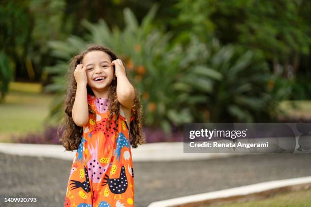 retrato de menina sorrindo na natureza - local girls - fotografias e filmes do acervo