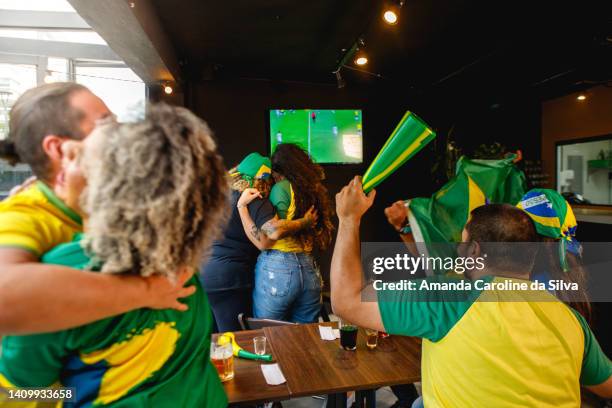 group of brazilian friends, celebrating a brazilian goal. - internationaal voetbalevenement stockfoto's en -beelden