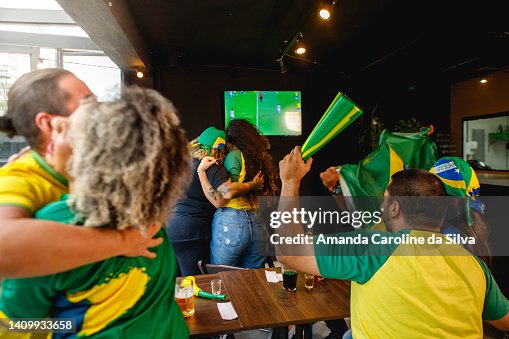 Grupo de amigos brasileiros, celebrando um gol brasileiro. Grupo de amigos brasileiros, celebrando um gol brasileiro.