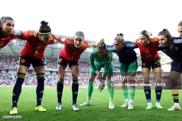 Players of Spain huddle on the pitch prior to the UEFA Women's Euro 2022 Quarter Final match between England and Spain at Brighton & Hove Community...