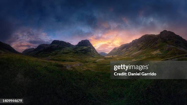 360 degree panorama of a sunset between the mountains of a valley in the island of skye, three sisters mountains, bidean nam bian - 360 uk stock-fotos und bilder