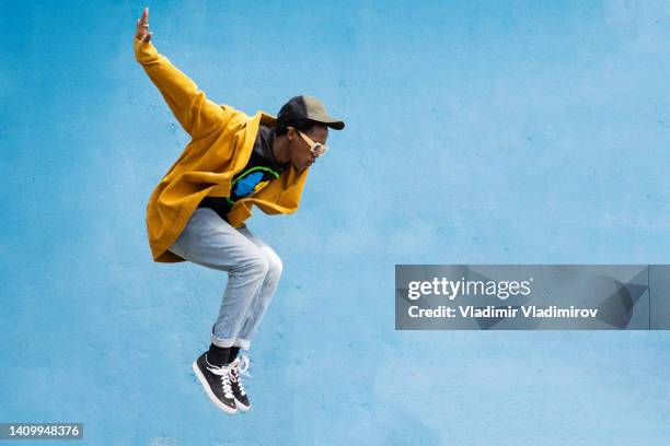 homme faisant un mouvement de danse moderne contemporaine - happy jumping photos et images de collection