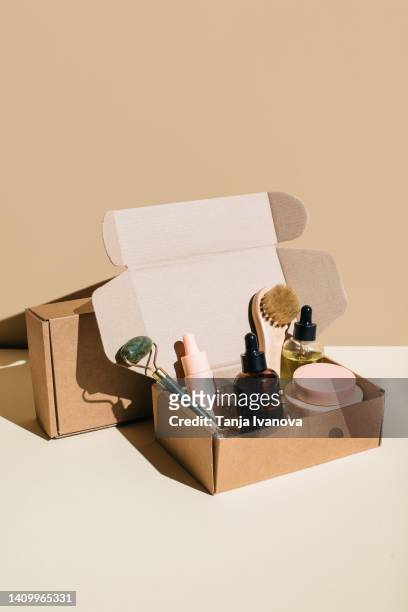 beauty box with face and body care products on beige background. - cosmetica fotografías e imágenes de stock