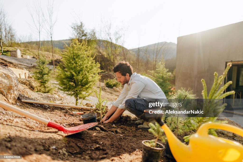 Uomo che lavora nel suo giardino