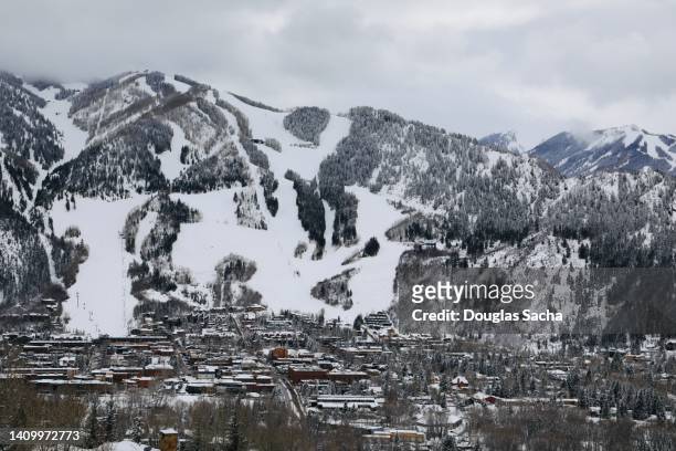 winter wonderland in downtown aspen at the base of the rocky mountains - berg mount aspen stockfoto's en -beelden
