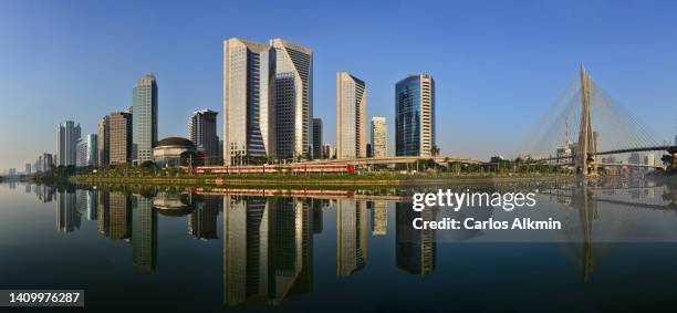 modern são paulo skyline with mirror effect over the revitalized watercourse of the pinheiros river - sao paulo photos et images de collection