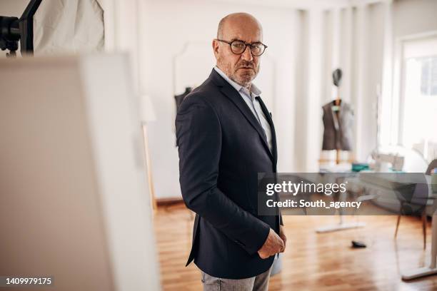 man looking to buy a suit - clothes customization stockfoto's en -beelden