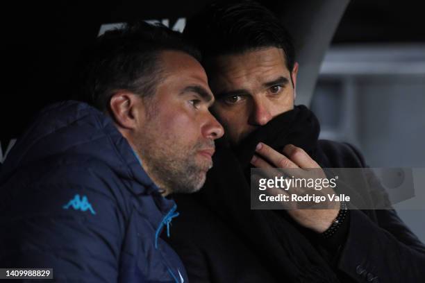 Fernando Gago head coach of Racing Club talks with assistant coach Federico Insua during a match between Racing Club and Arsenal as part of Liga...