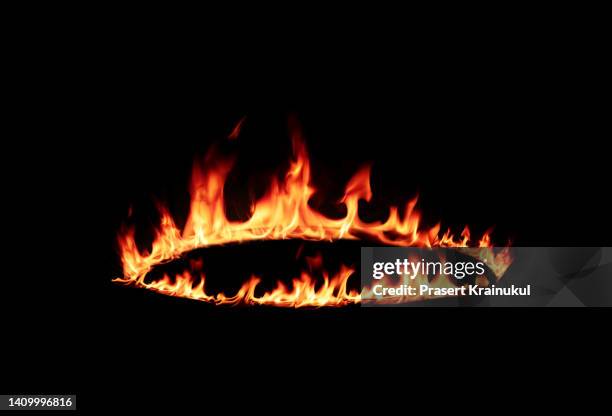 fire flames on black background - black hole 個照片及圖片檔