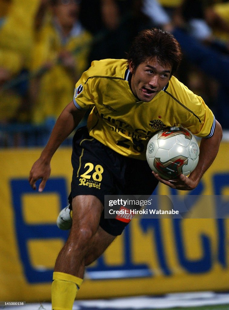 Kashiwa Reysol v Gamba Osaka - J.League 2003