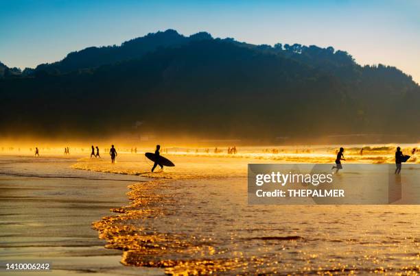 silhouetten von menschen am strand von san sebastian, spanien - baskische provinz stock-fotos und bilder