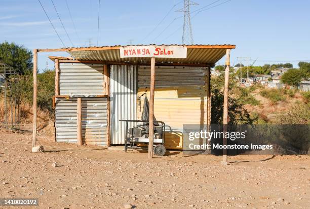 nyanga salon at katutura township in windhoek, namibia - windhoek katutura 個照片及圖片檔