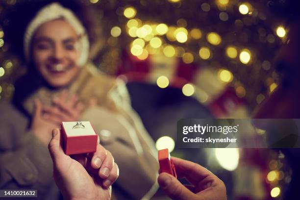 queres casar? - engagement ring box - fotografias e filmes do acervo