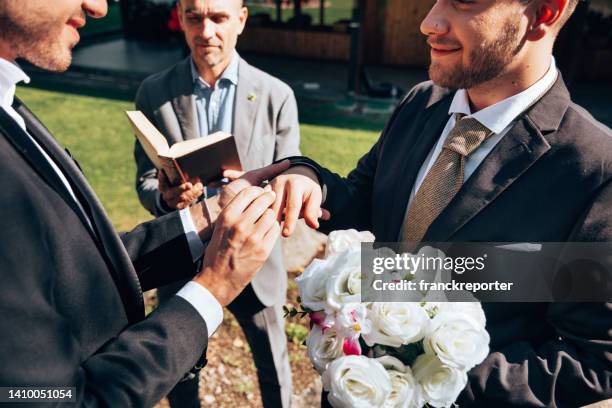 gay civil union - union gay stockfoto's en -beelden