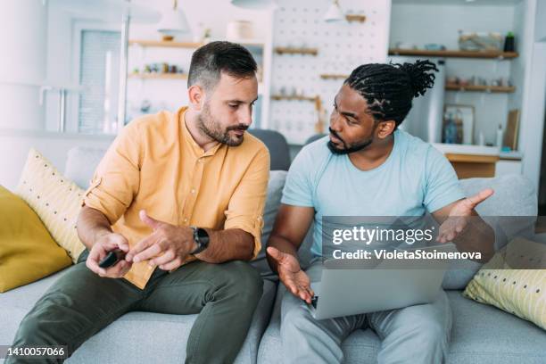 dois amigos assistindo a um evento esportivo na tv. - apostas esportivas - fotografias e filmes do acervo