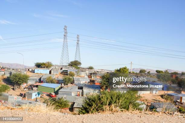 strommast im katutura township in der nähe von windhoek in der region khomas, namibia - electricity pylon stock-fotos und bilder