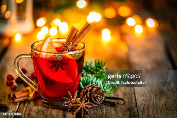 weihnachtslicher glühweinbecher auf rustikalem tisch. leerzeichen kopieren - punsch tasse stock-fotos und bilder