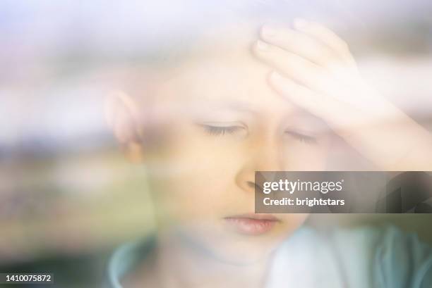 retrato de niño - headache child fotografías e imágenes de stock