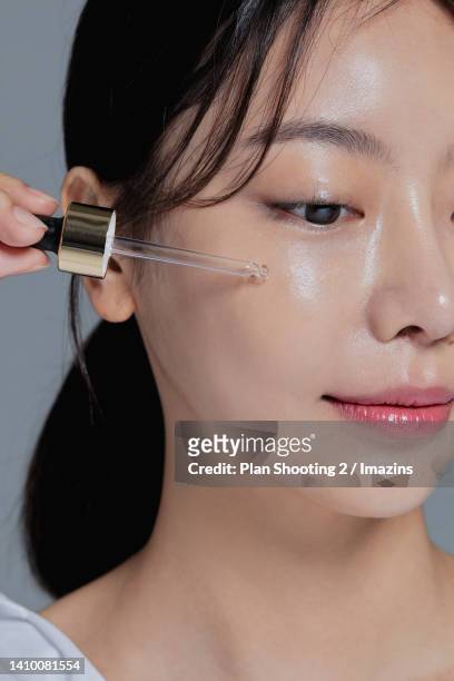 woman, beauty, human skin, anti-aging, serum, smile - koreaans stockfoto's en -beelden