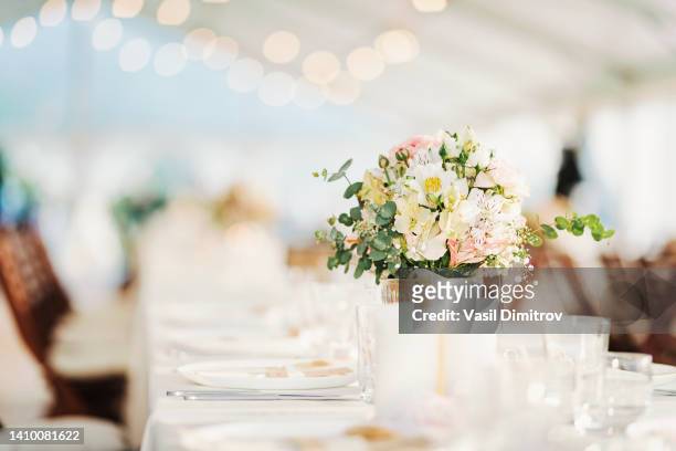 decorazione di nozze con fiori freschi - matrimonio foto e immagini stock