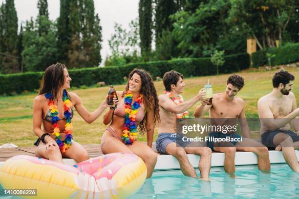 des amis trinquent ensemble lors d’une fête à la piscine - human arm photos et images de collection