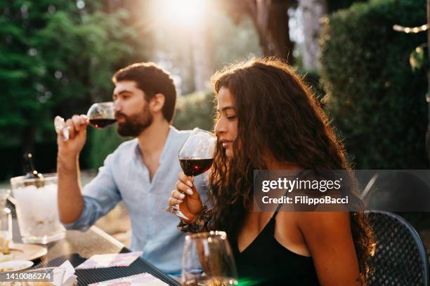 people are having a wine tasting experience at the farmhouse - provar imagens e fotografias de stock