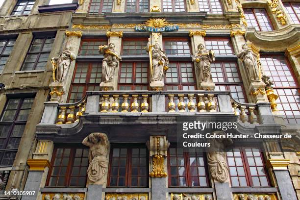 neo-gothic facade of the house le renard located on the grand-place of brussels in belgium - grand place brussels fotografías e imágenes de stock