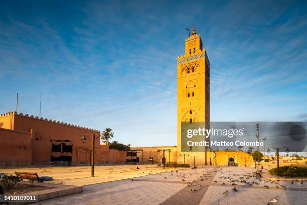 koutoubia mosque square, marrakesh. morocco - koutoubia mosque stock pictures, royalty-free photos & images